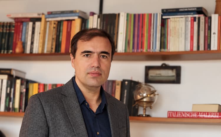 Psihoterapeut Bucureşti Dorin-Liviu Bîtfoi cu bibliotecă în spate